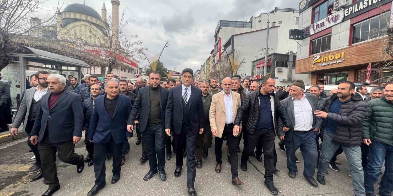 Bingöl’de AK Parti’den milletvekili aday adayı olan Korkutata’ya müracaatında binlerce kişi eşlik etti