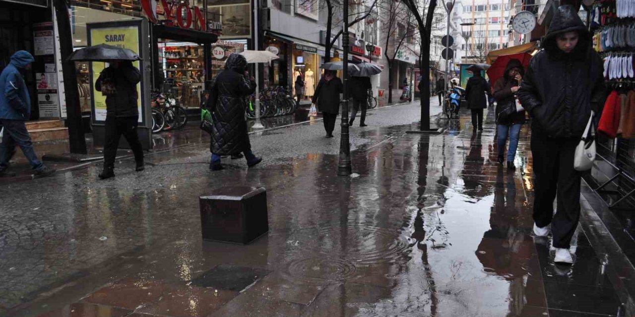 Yağmurdan kaçan vatandaşlar sığınacak yer aradı