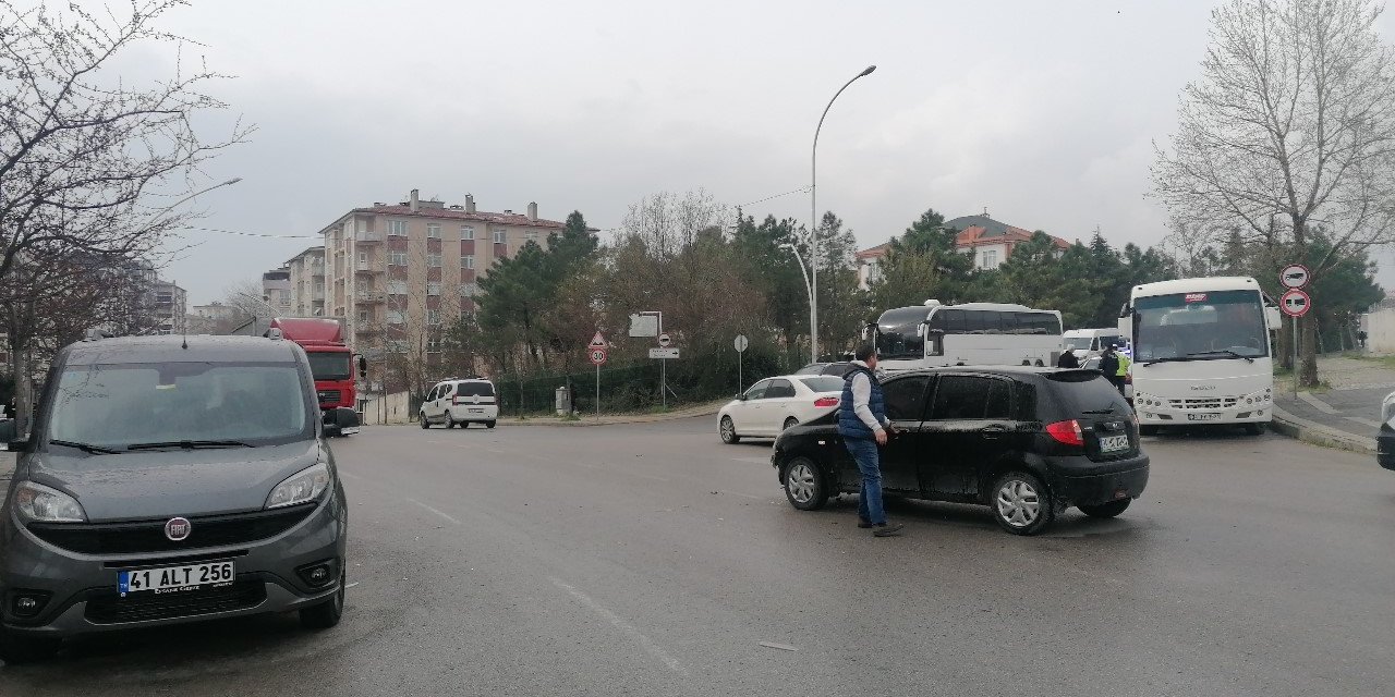 Gebze’de otomobil ile hafif ticari araç çarpıştı: 1 yaralı