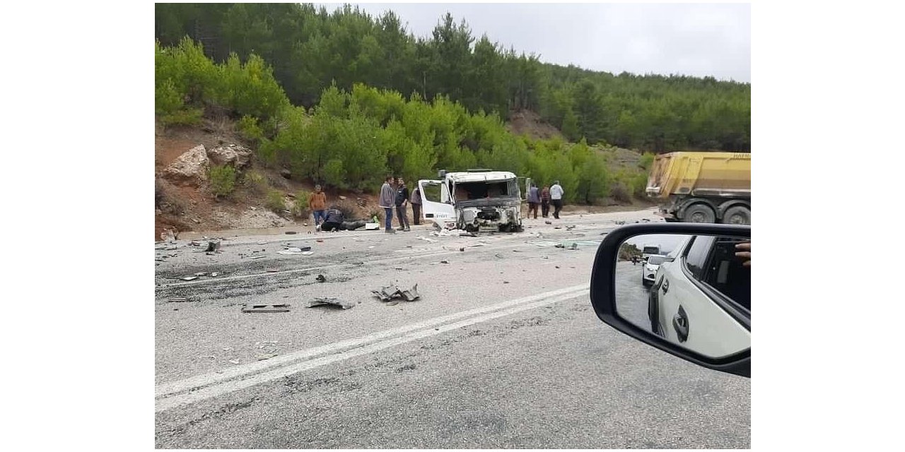 Seydikemer’de kamyonlar çarpıştı: 1 yaralı