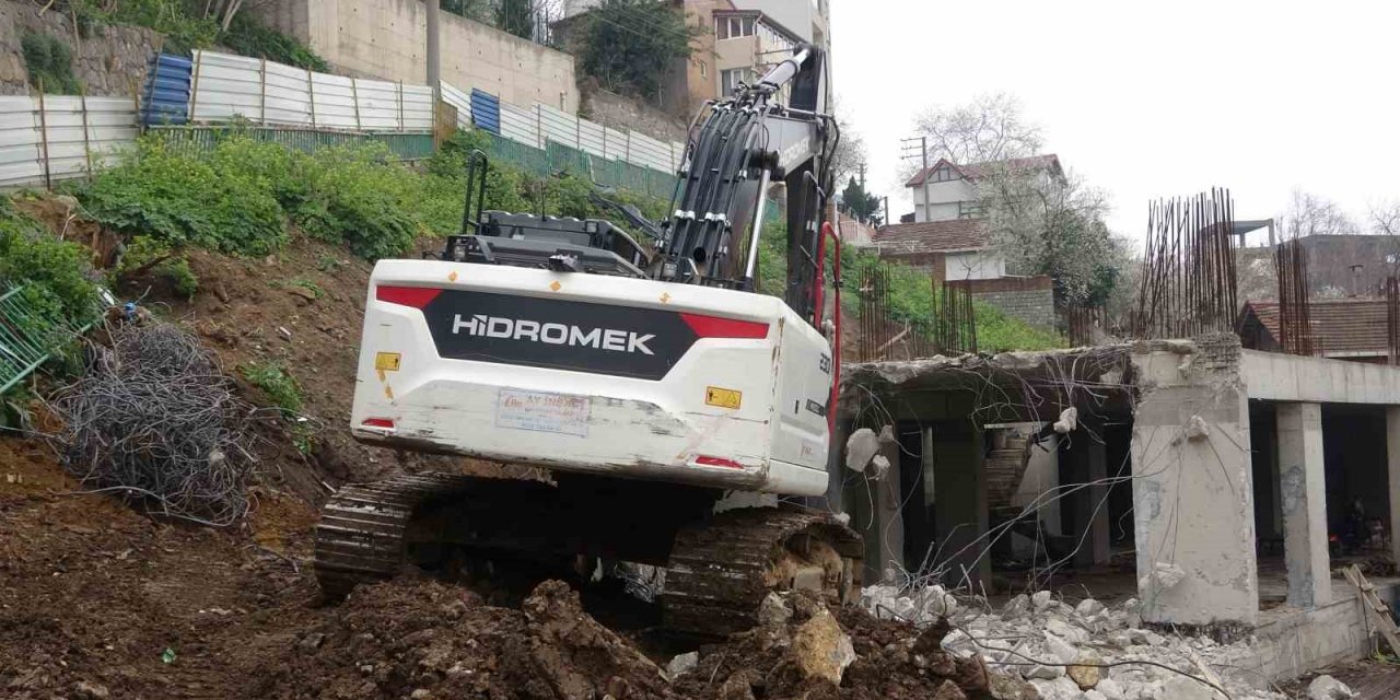 Kirişlerin toprakla doldurulduğu iddia edilmişti, yıkımına başlandı