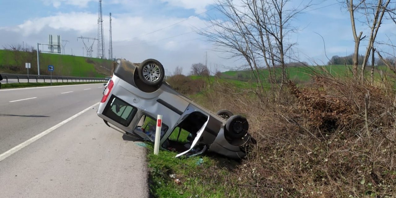 Hafif ticari araç takla attı: 2 yaralı