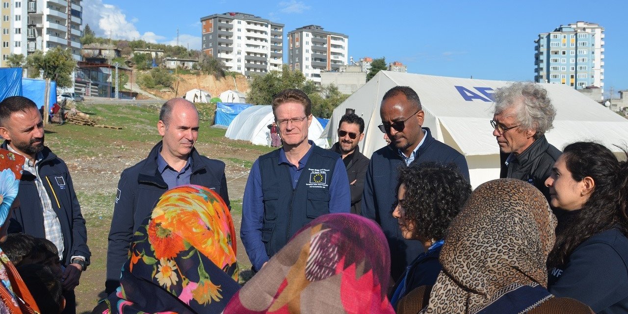 Büyükelçi Landrut Kahramanmaraş’ta çadırda yaşayan vatandaşları ziyaret etti
