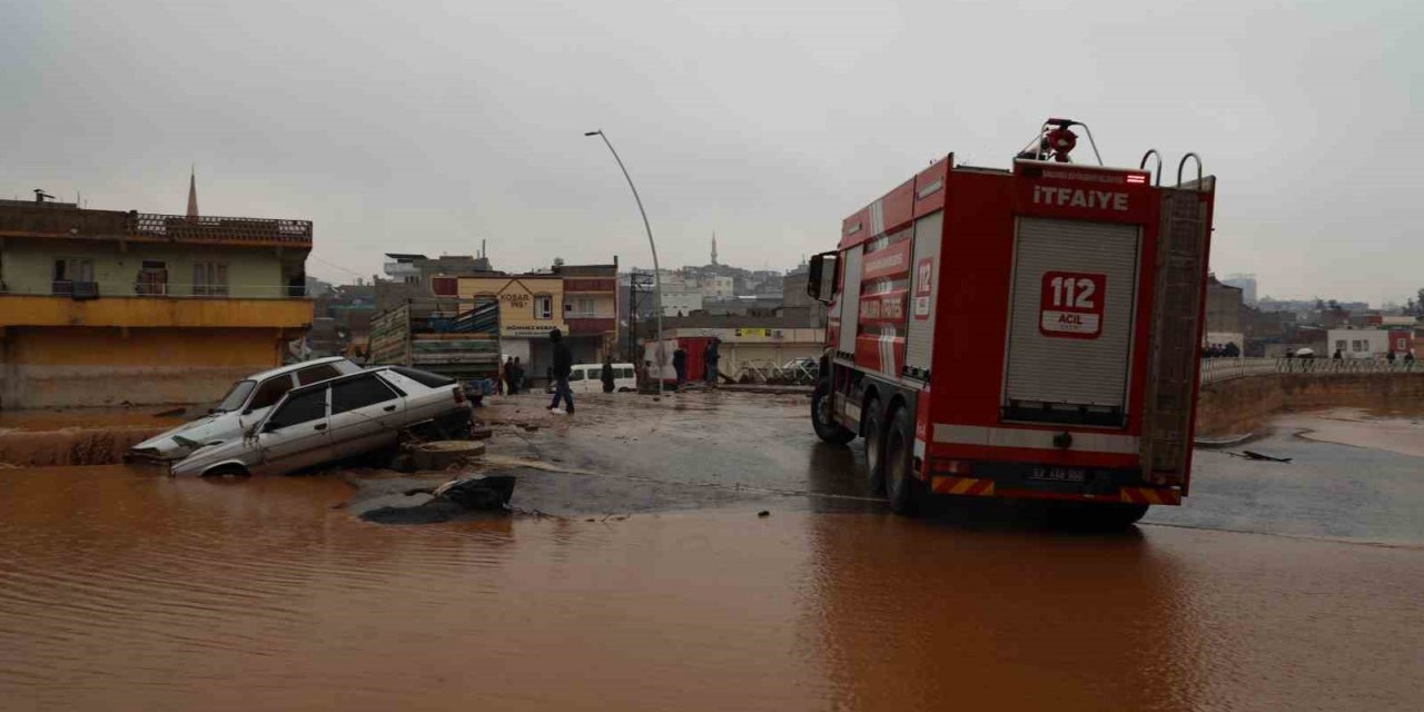 Şanlıurfa’da sele teslim olan köprülü kavşakta çalışmalar sürüyor