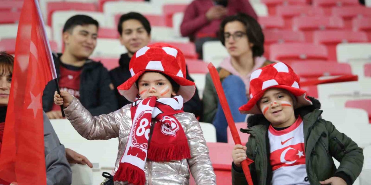 Sivassporlu taraftarlar, Fiorentina maçına yoğun ilgi gösteriyor