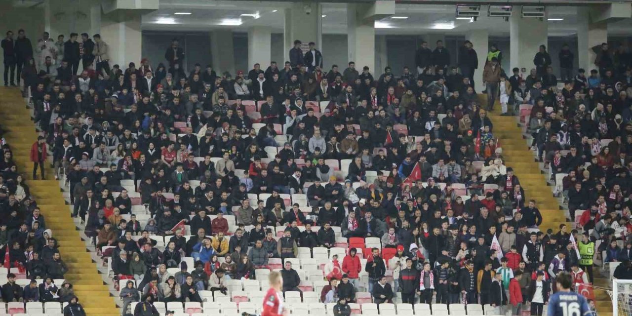 Depremzedeler Sivasspor-Fiorentina maçını ücretsiz izledi