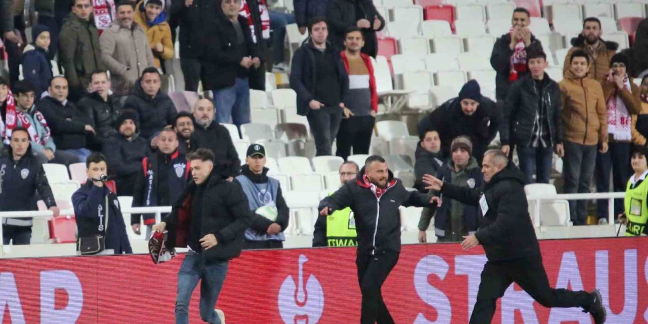 Sivasspor-Fiorentina maçında sahaya taraftar girdi