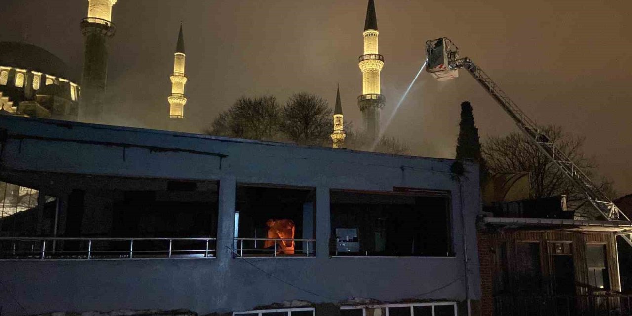 Fatih’te 3 katlı metruk bina alev alev yandı