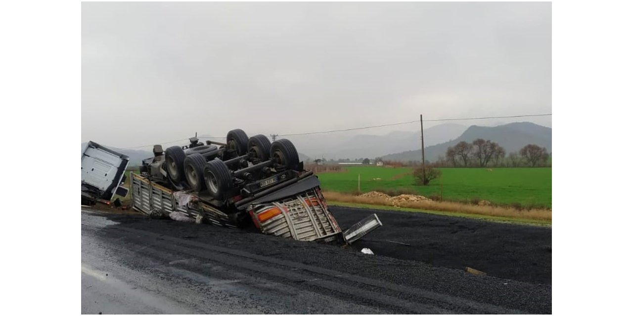 Nallıhan Ankara yolunda tır şarampole devrildi: 1 yaralı