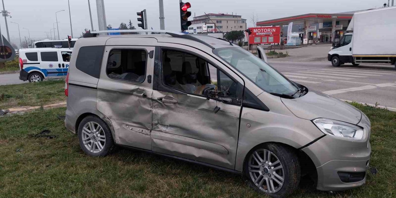 Kamyonet kavşakta hafif ticari araca çarptı: 1 yaralı