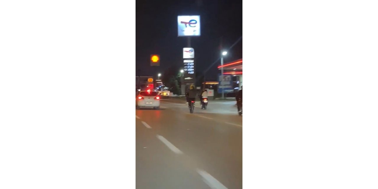 Motosikletli gençlerin trafikteki tehlikeli hareketleri kameralarda