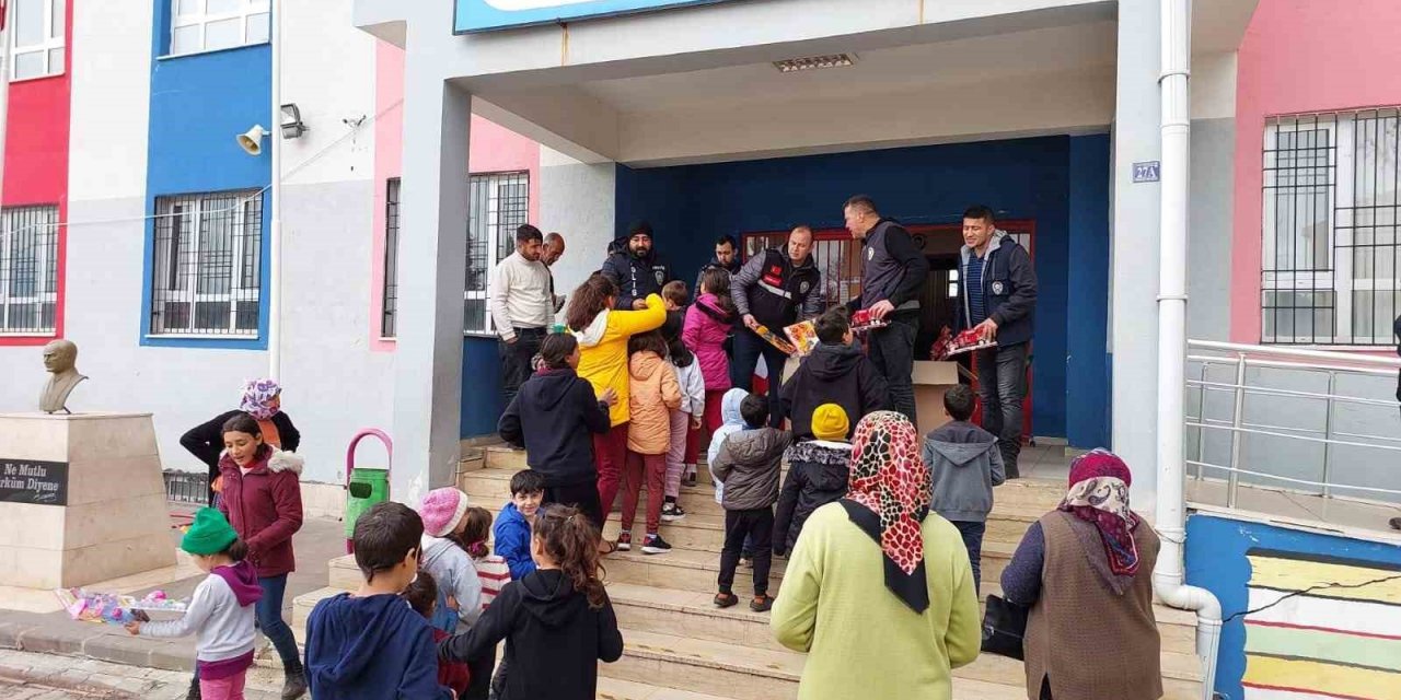 Köyceğiz polisi Kahramanmaraş’taki çocuklara hediye dağıttı