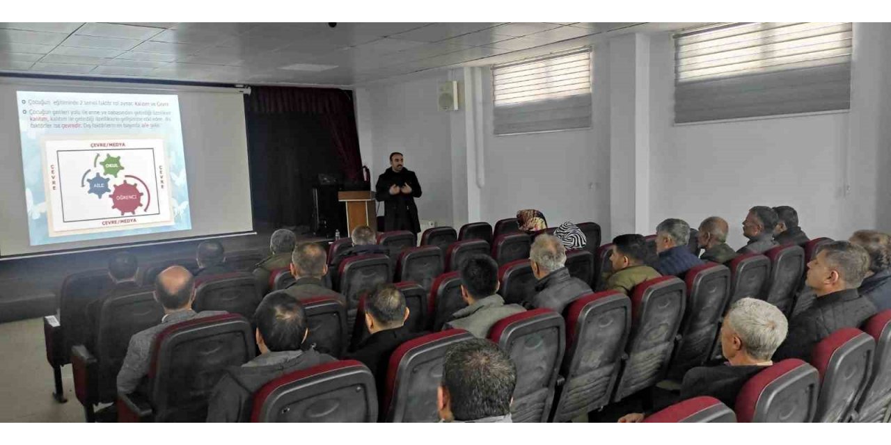 Sason’da velilere ’ailede iletişim ve ahlaki gelişim’ eğitimi verildi