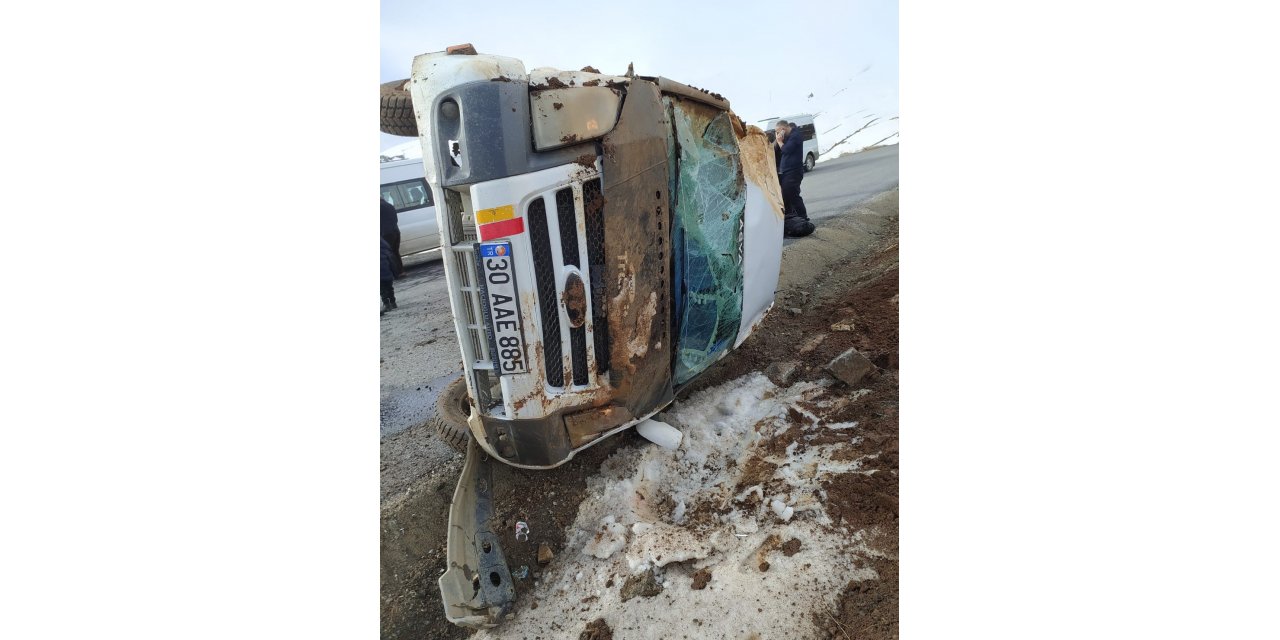 Hakkari’de öğrenci servisi devrildi: 4 yaralı