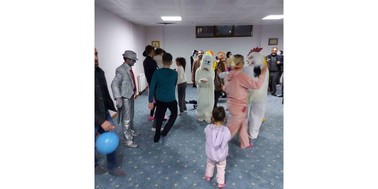 Depremzede çocuklara tiyatro etkinliği