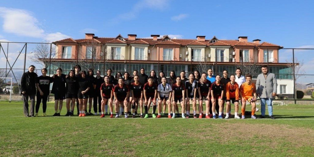 Nazilli kadın futbol takımı hazırlıklarını sürdürüyor