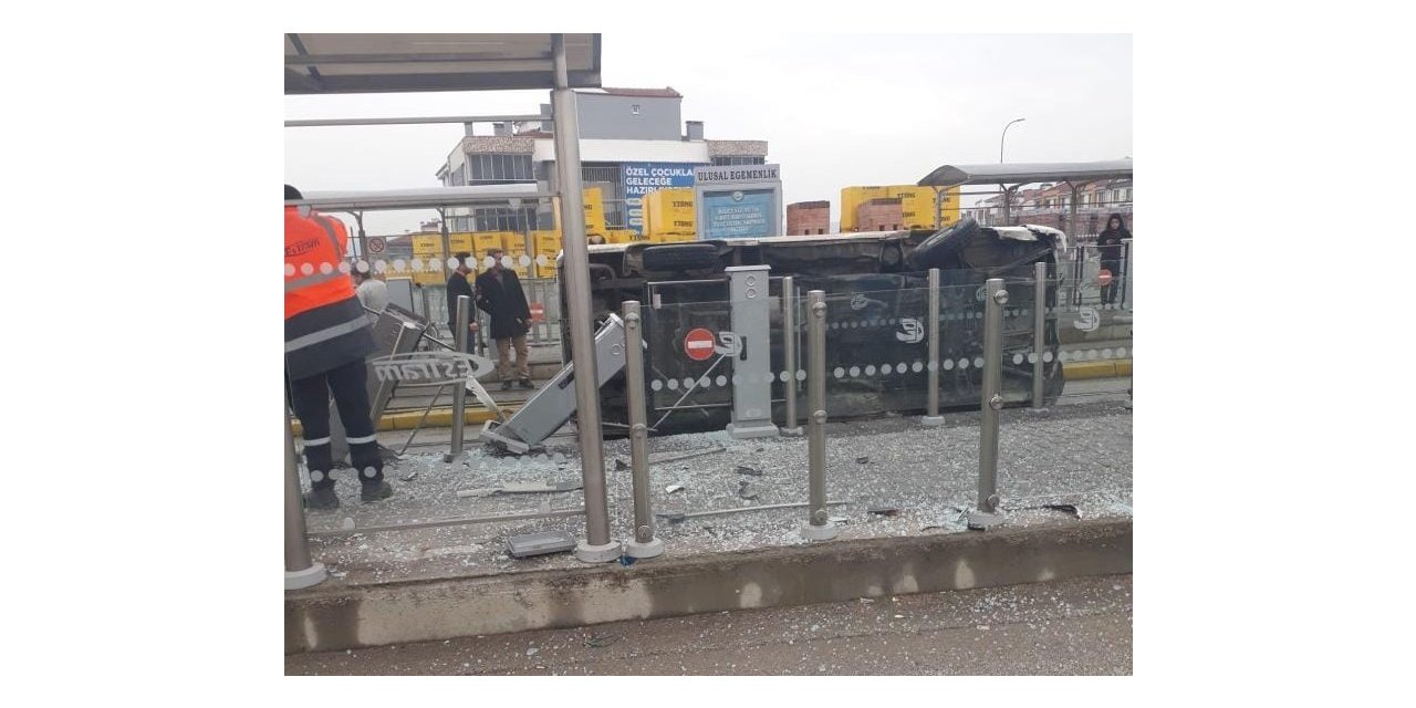 Tramvay durağına çarpan minibüs şehir içi ulaşımında aksamaya neden oldu