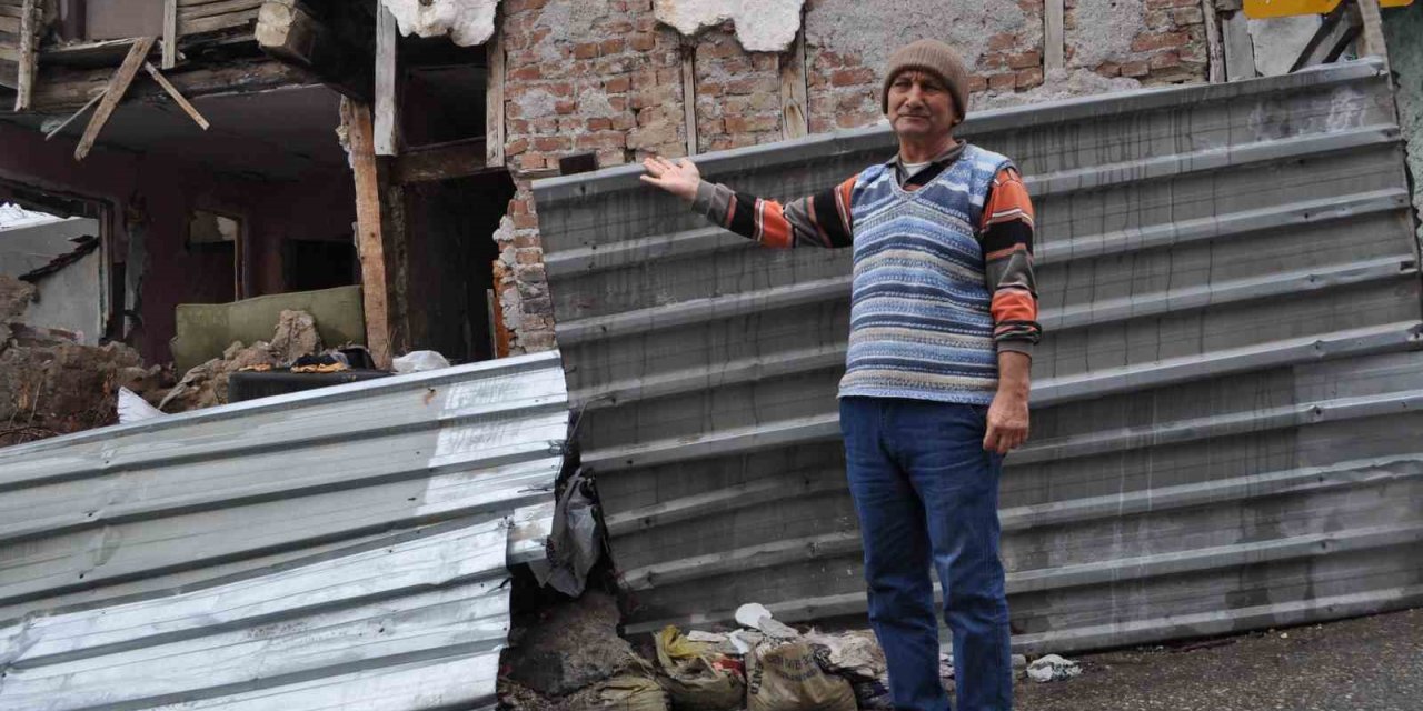 Duvarları çöken tarihi bina tehlike saçıyor