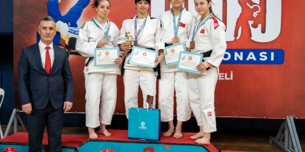 759 sporcunun katıldığı judo şampiyonasında madalyalar sahiplerini buldu