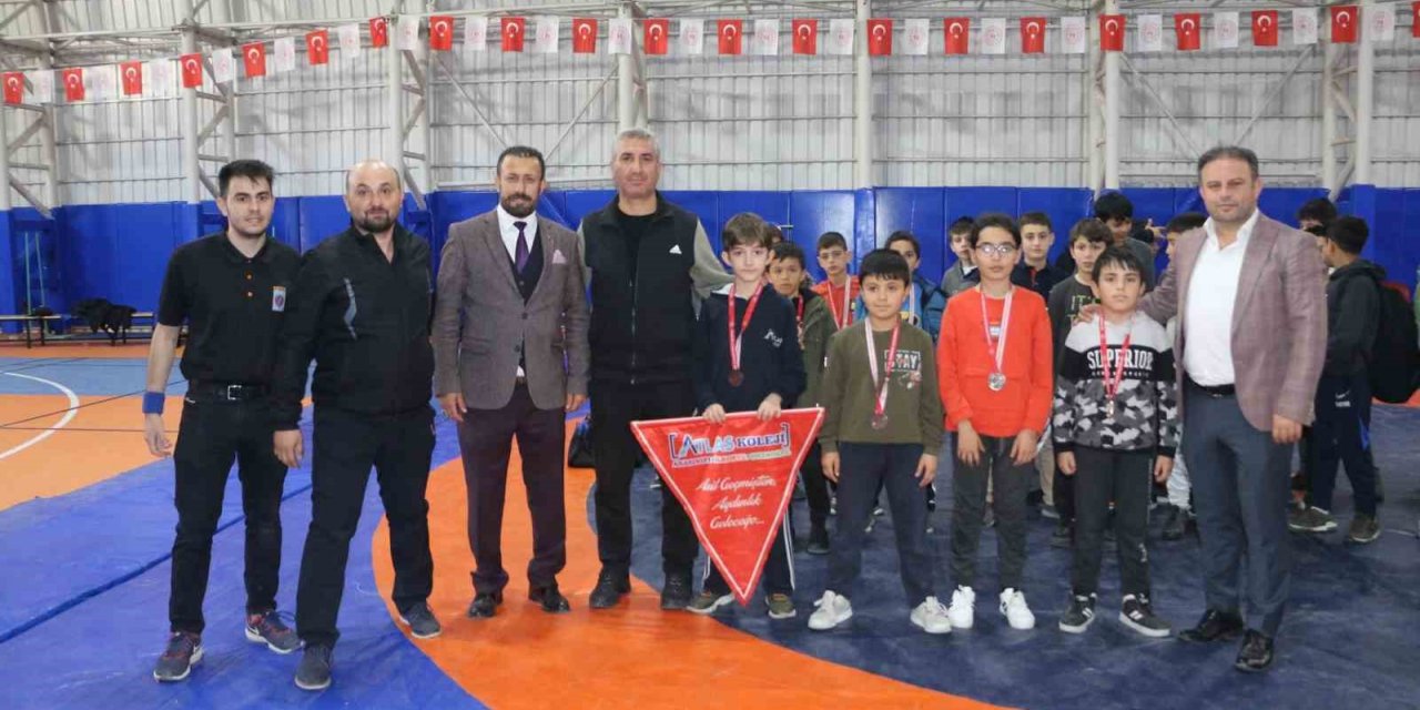 Minik güreşçiler madalyalarını aldı