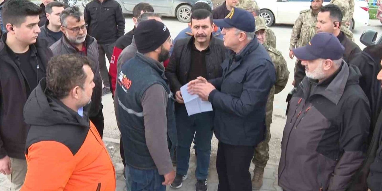 Bakan Akar: "Devlet, millet el ele bu felaketten çıkacak"