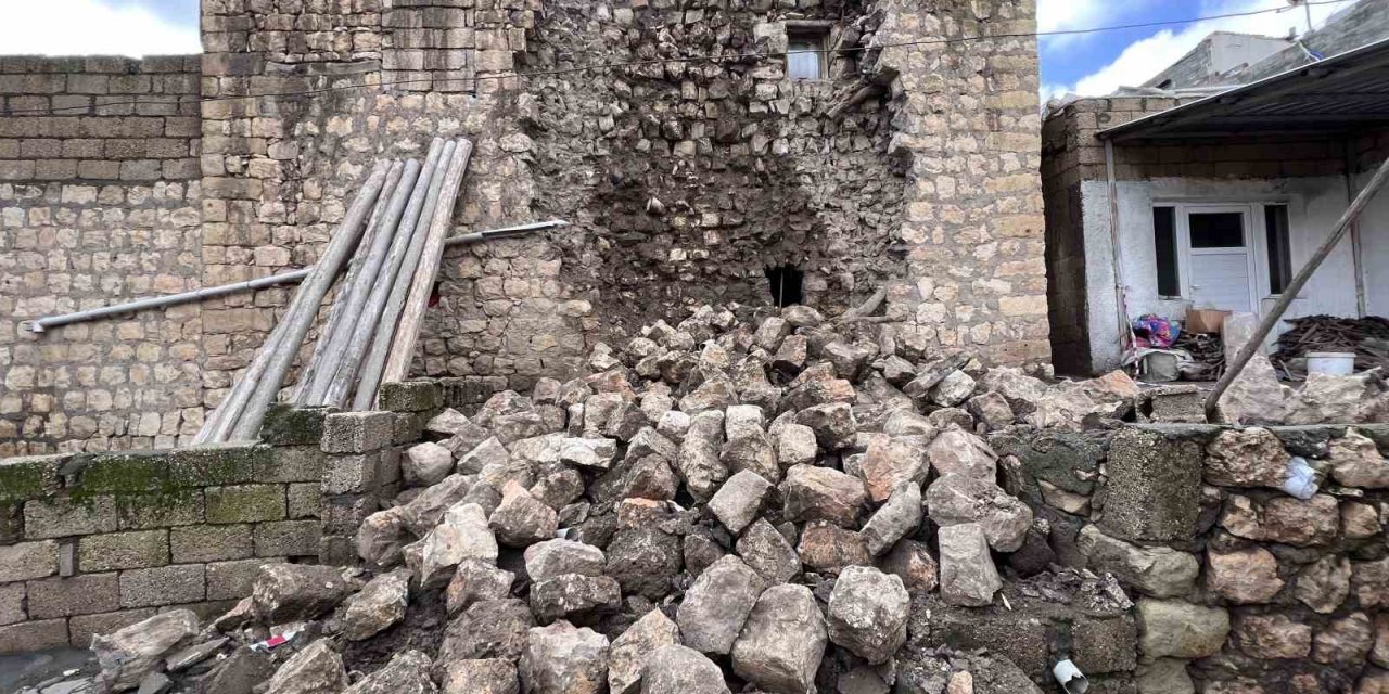 Depremde ağır hasar alan ev, şiddetli yağışta yıkıldı