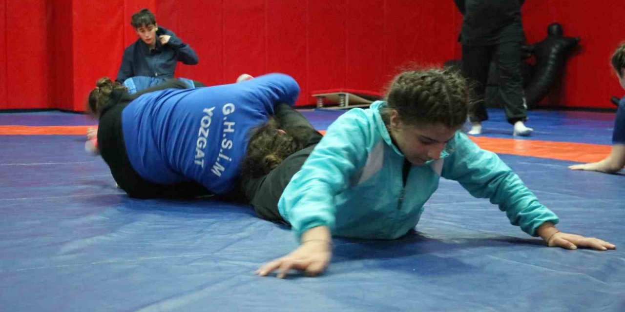 Yozgatlı kadın güreşçiler, mili güreşçi Yasemin Adar Yiğit’in izinden gidiyorlar