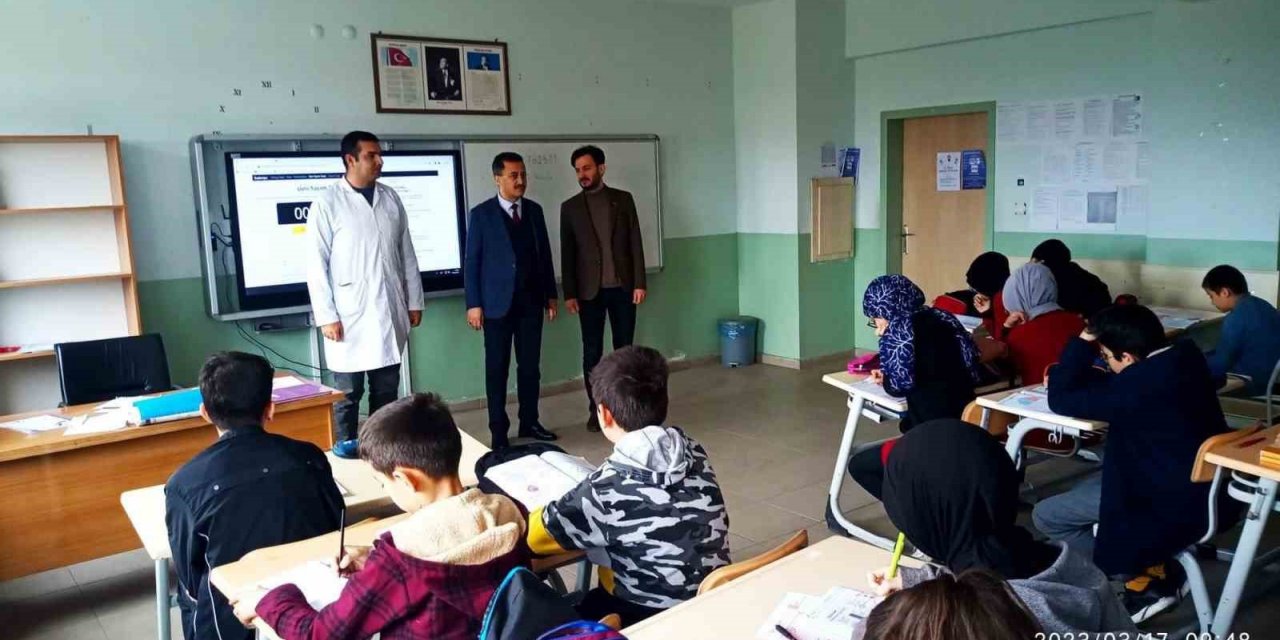 Bolvadin’de Liselere Geçiş Sistemi (LGS) deneme sınavı yapıldı