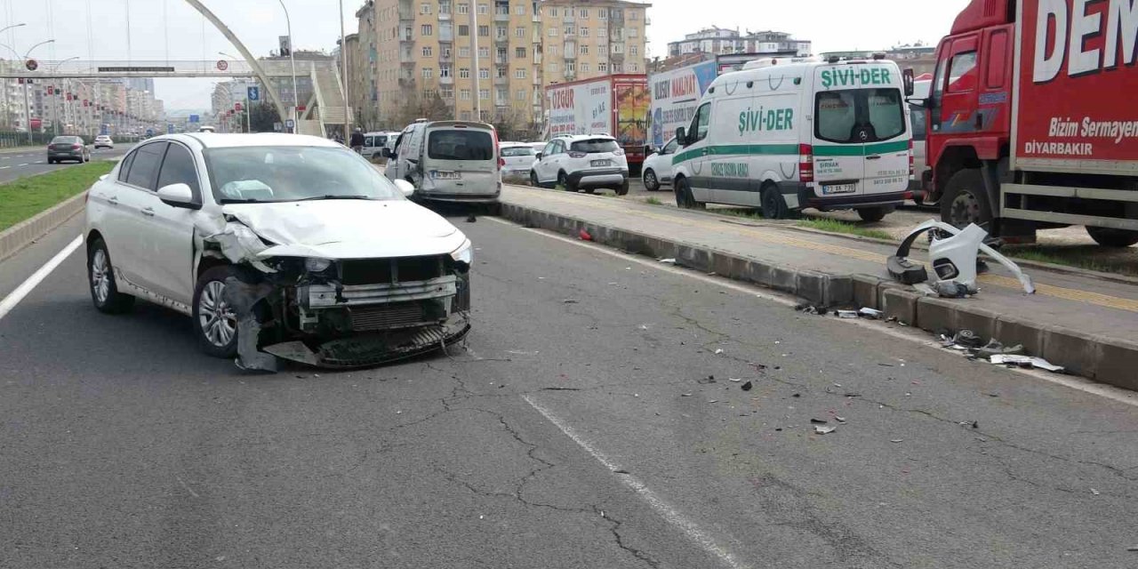 Diyarbakır’da araçlar çarpıştı, sürücüler burunları bile kanamadı