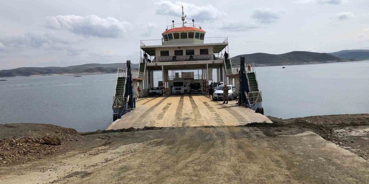 Sis dağıldı, Keban’da feribot seferleri yeniden başladı