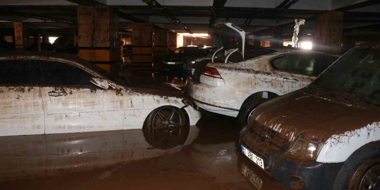 Sele teslim olan Şanlıurfa’da otoparklar araç mezarlığına döndü