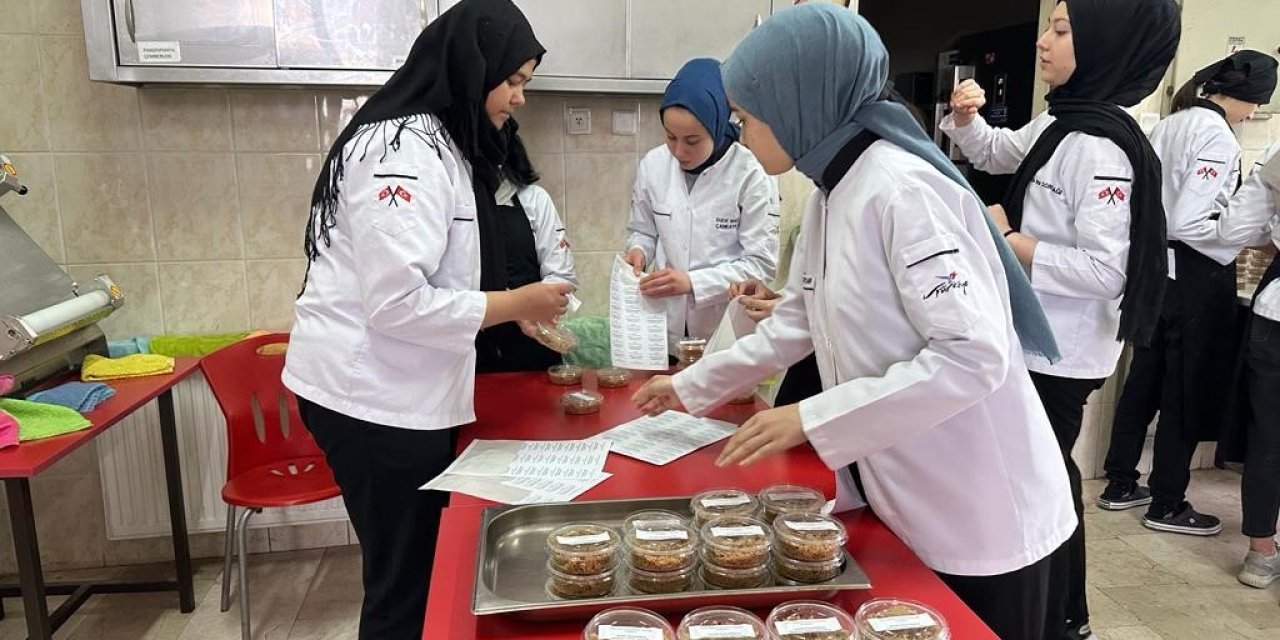 Öğrenciler depremde hayatını kaybedenler için hayır helvası dağıttı