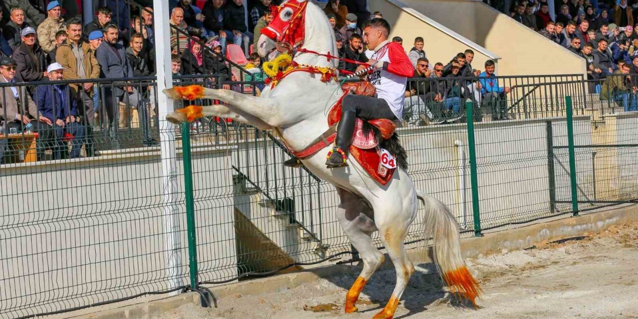 Depremzede vatandaşlar için cirit gösteri düzenleniyor