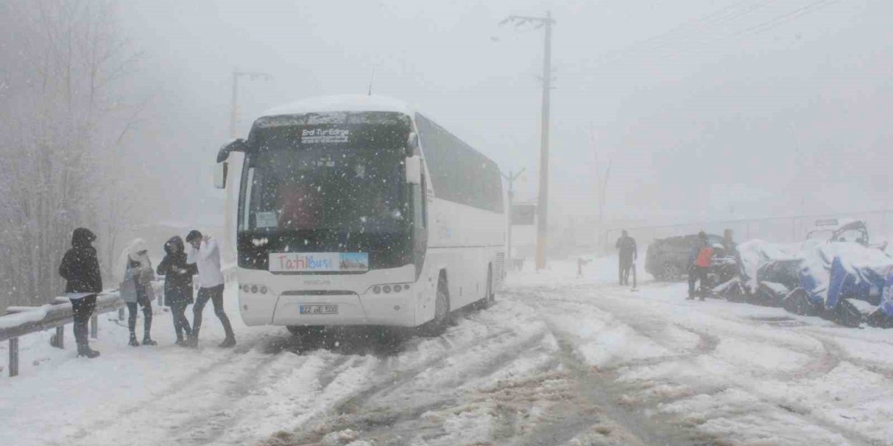 Kartepe’de kar aniden bastırınca araçlar zirveye çıkamadı