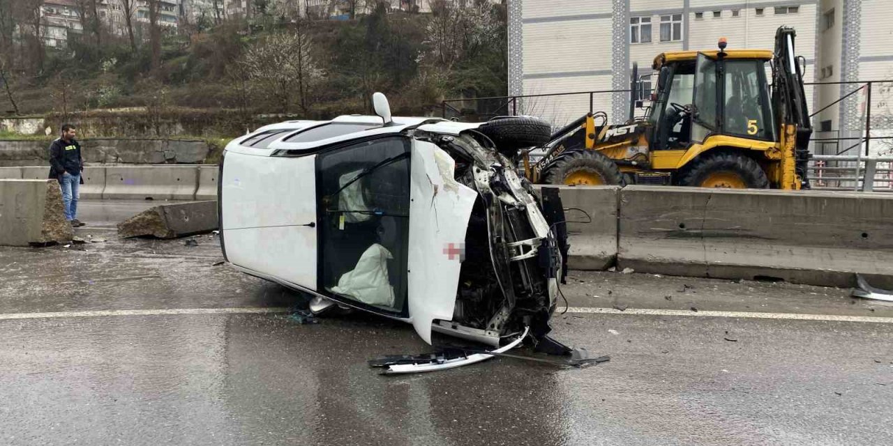 Refüje çarpan araç takla attı: 1 yaralı