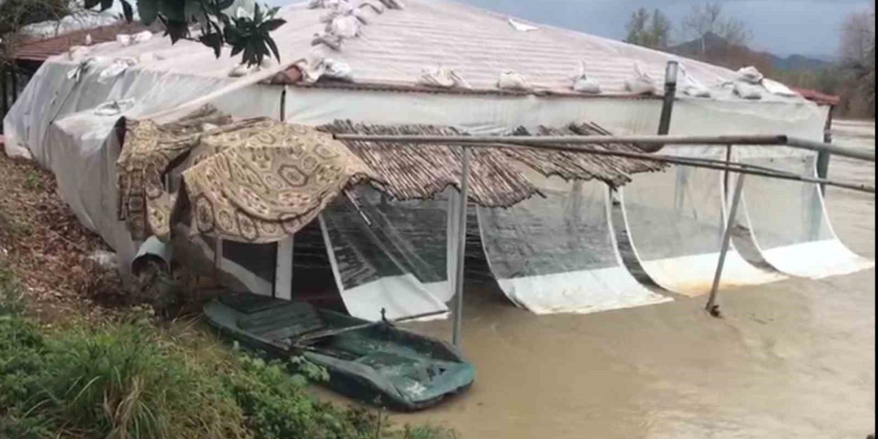 Turuncu kodla uyarılan Antalya’da tarlalar ve yollar göle döndü