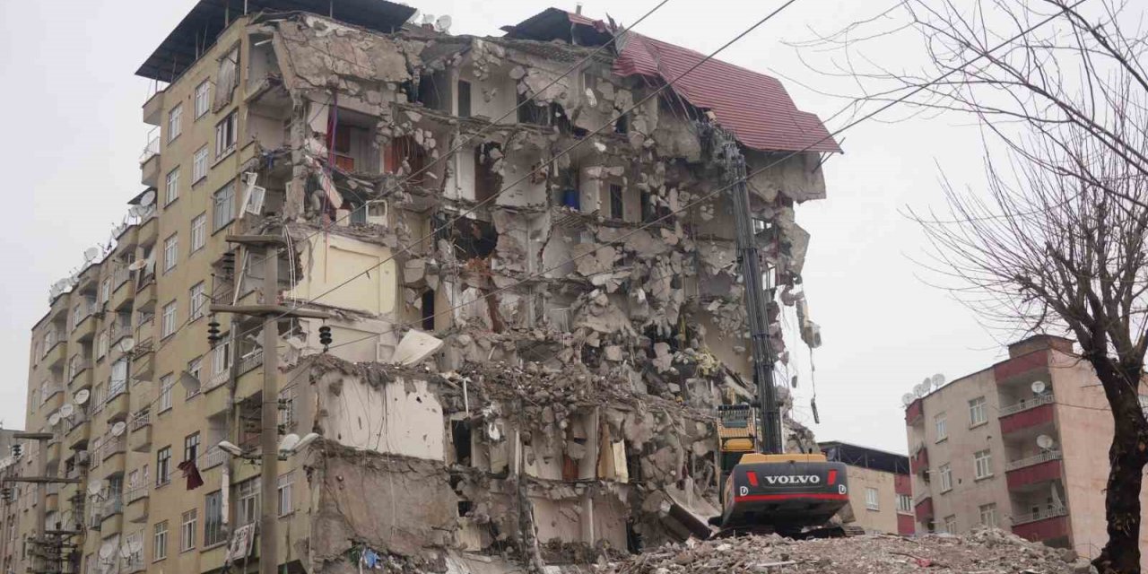 Diyarbakır’da acil yıkım kararı alınan yapılar bir bir yıkılıyor