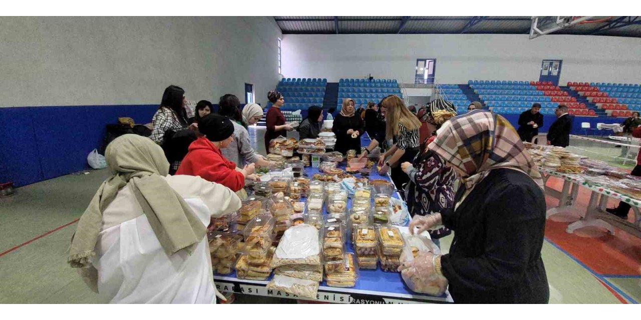 Kastamonu’da 2,5 saatte binden fazla ürün satıldı, geliri depremzedelere bağışlandı