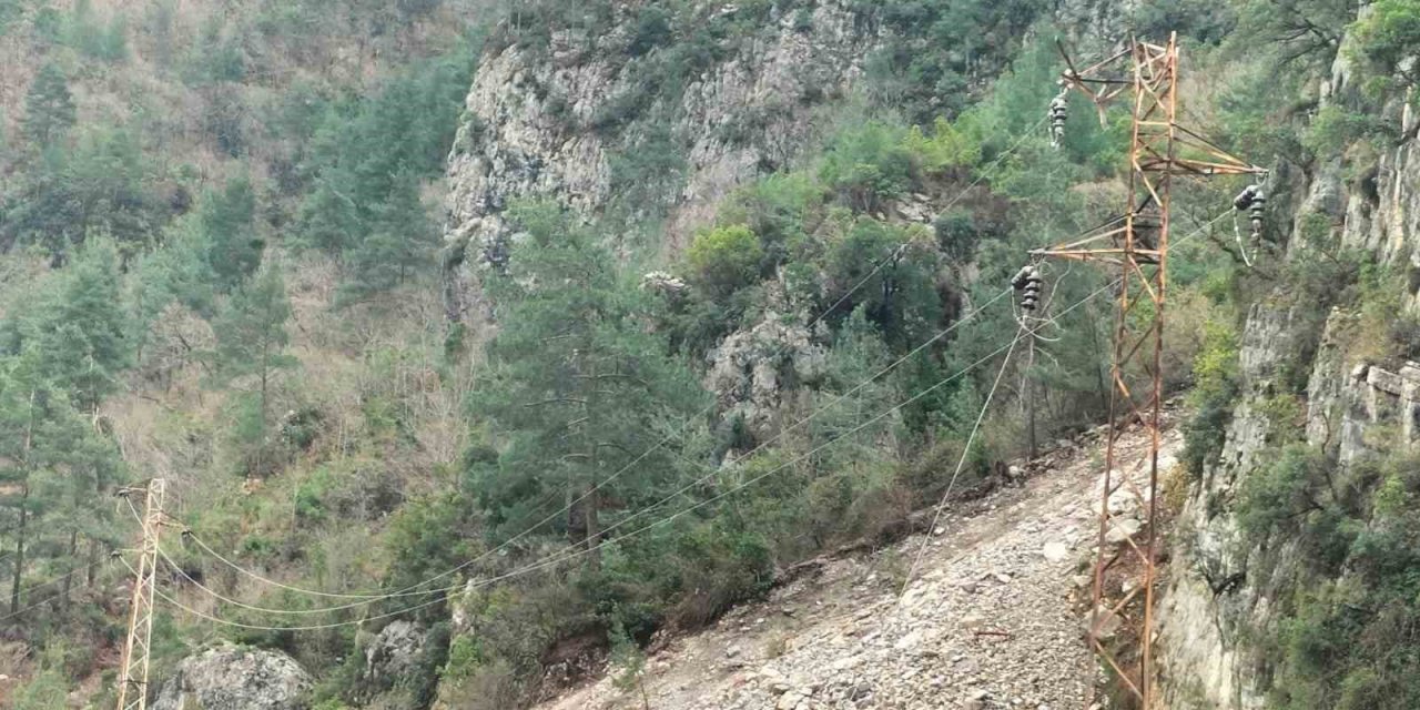 Osmaniye’de artçı depremler sonrası köy yolu kapandı