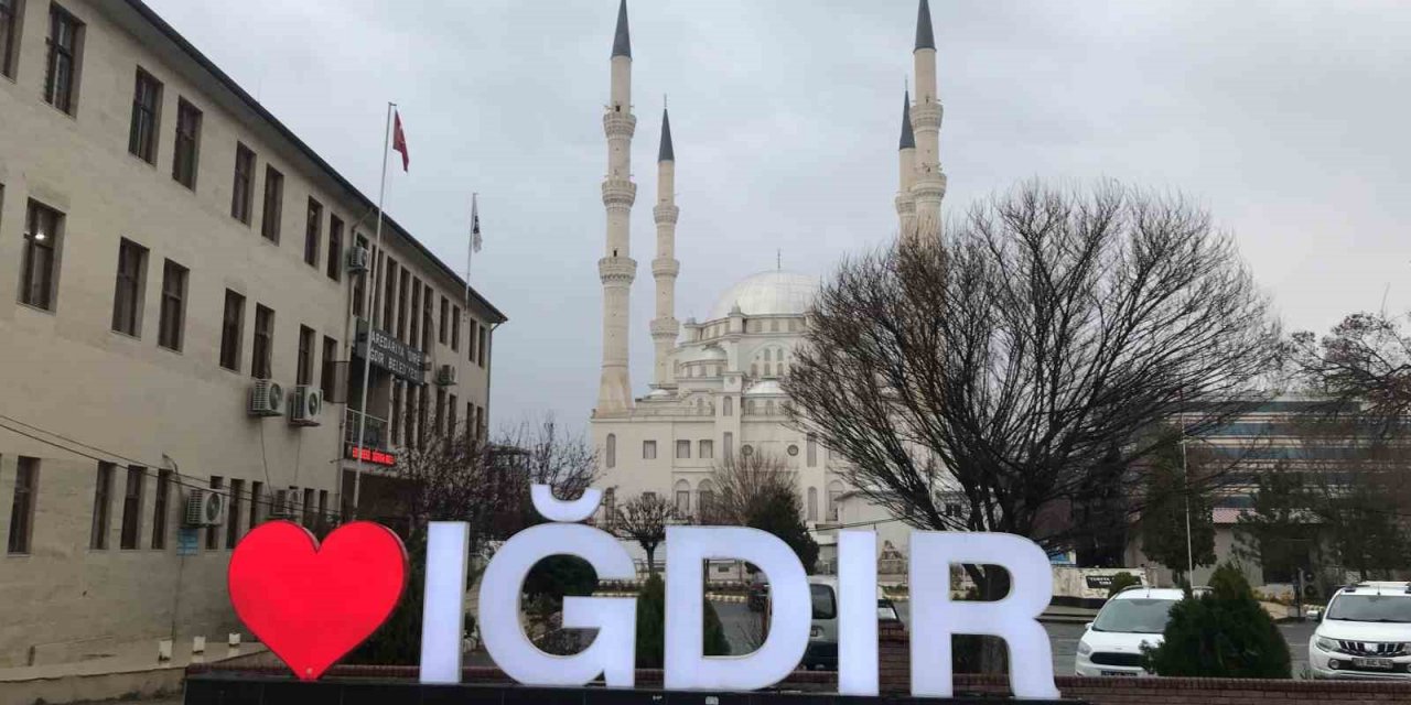 Iğdır’da yağmur ve sis etkili oluyor