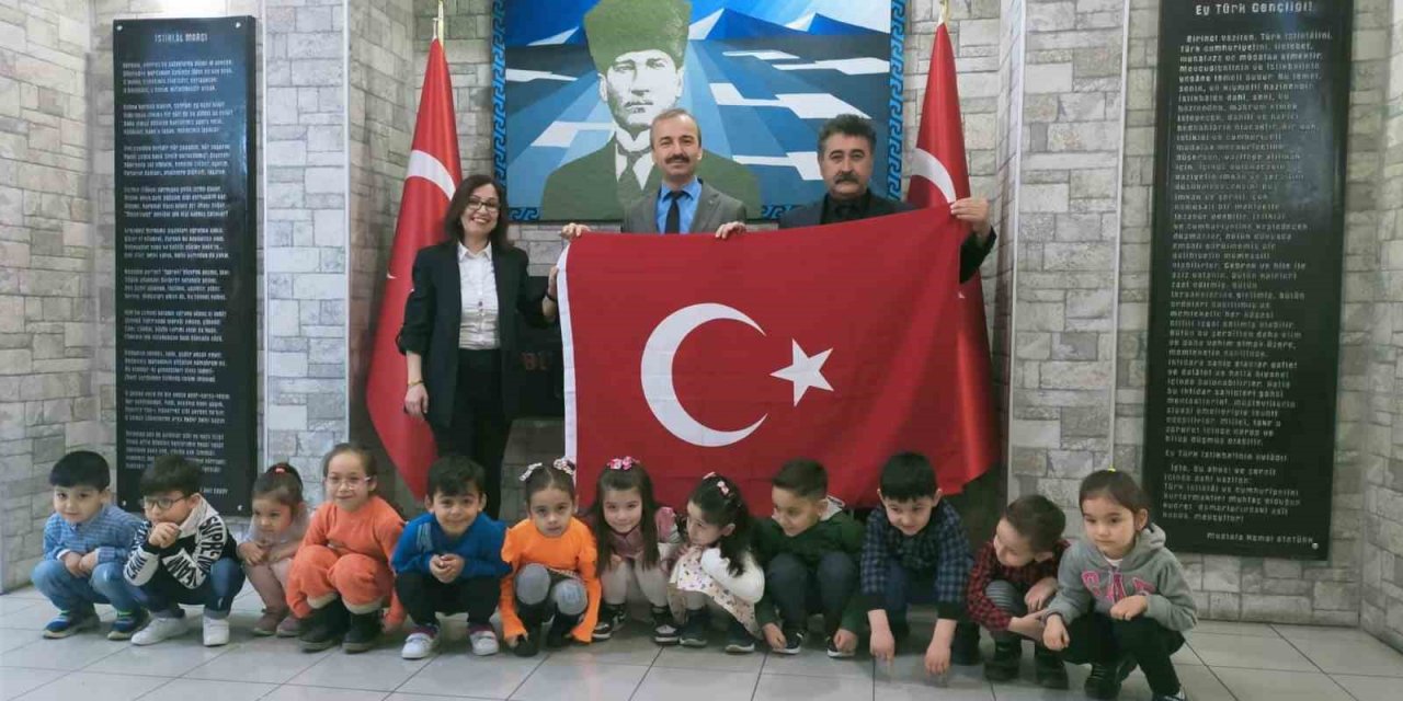 ’Kutsal Emanet’ projesiyle Türk Bayrağını teslim ettiler