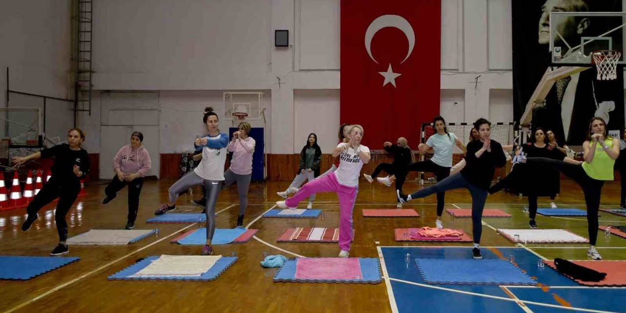 Kuşadası Belediyesi’nden kadınlar için pilates dersi