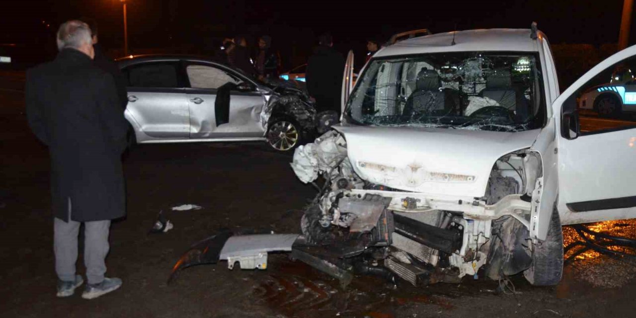 Ordu’da hafif ticari araç ile otomobil çarpıştı: 5 yaralı