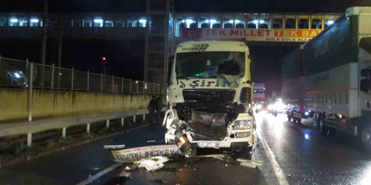 Konteyner yüklü tır, kırmızı ışıkta duran bir tıra çarptı: 1 yaralı