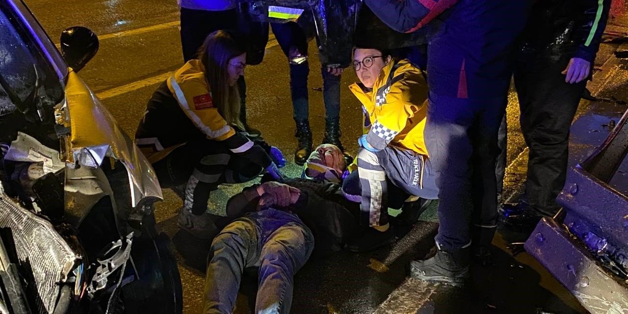 Kocaeli’de kontrolden çıkan otomobil demir bariyerlere çarptı: 3 yaralı