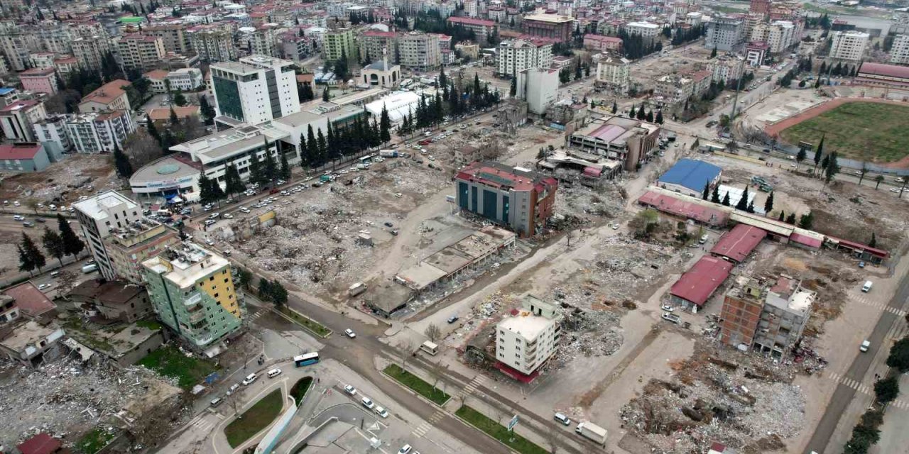 Kahramanmaraş’ta enkaz kaldırma çalışmaları sürüyor