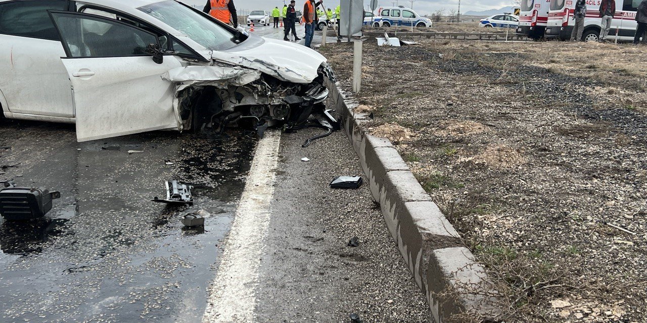 İşçileri taşıyan kamyonet ile otomobil çarpıştı: 9 yaralı