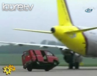 Minibüsü kağıt gibi savurdu  VİDEO