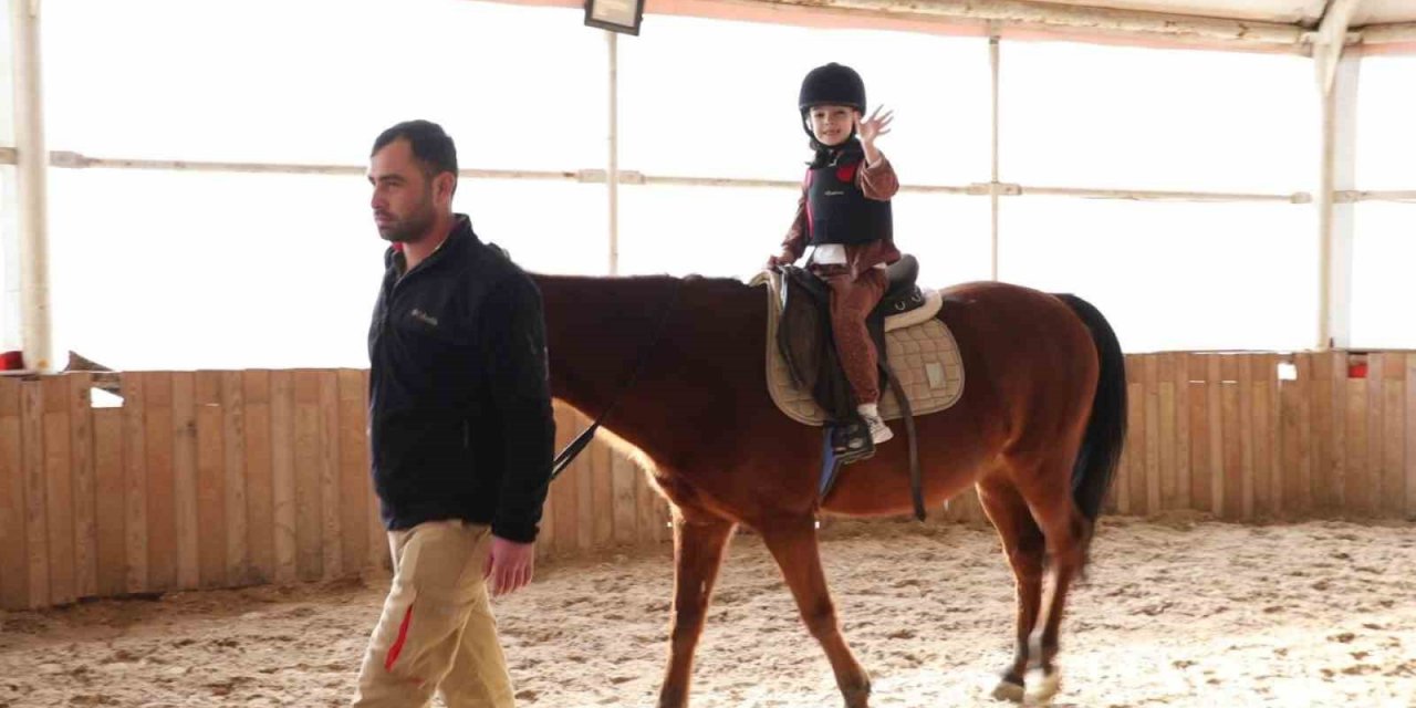 Miniklere ücretsiz at biniş eğitimleri veriliyor