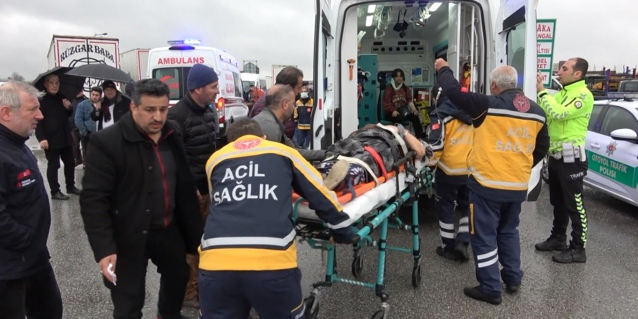 Su birikintisine dalan otomobil tıra çarptı: 3 yaralı